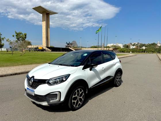 RENAULT CAPTUR 1.6 16V SCE FLEX BOSE X-TRONIC RENAULT CAPTUR 1.6 16V SCE FLEX BOSE X-TRONIC
